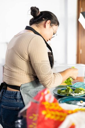 Foto de Preparación de alimentos saludables en el interior del restaurante, ocupación doméstica de la mujer joven en el lugar de trabajo, cocinar - Imagen libre de derechos