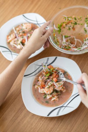 Téléchargez les photos : Ceviche de crevettes aux crevettes, oignons, tomates et épices, photo studio pour menu, soupe saine aux fruits de mer, gros plan sur le placage - en image libre de droit