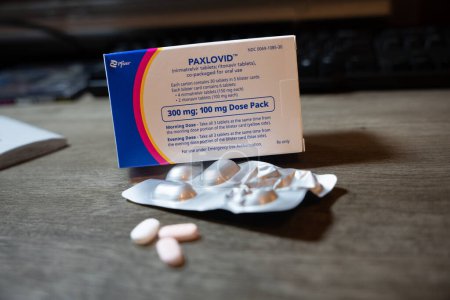 Foto de Comprimidos de Paxlovid de Nirmatrelvir y Ritonavir para el tratamiento con CoVid 19 - Imagen libre de derechos