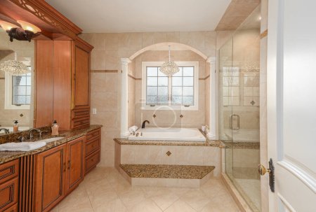 Téléchargez les photos : Rénovation de salle de bains personnalisée a de nouveaux carreaux de céramique et appareils installés - en image libre de droit