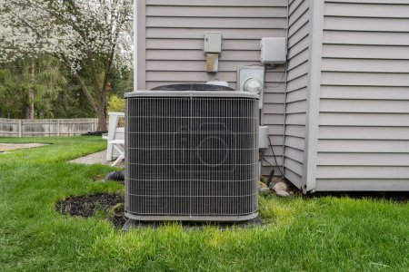 Téléchargez les photos : Nouveau système de climatisation et unité de condensation ont été installés professionnellement - en image libre de droit
