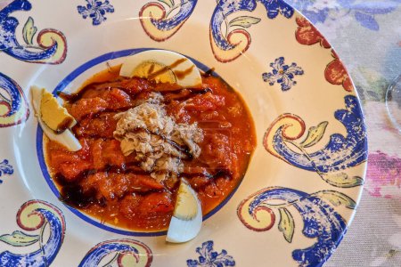 Ein Gericht "asadillo manchego", ein typisches Gericht aus La Mancha (Spanien), das unter anderem aus Knoblauch, Zwiebeln, gerösteten Paprika und Tomaten besteht.