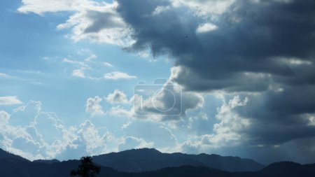 Téléchargez les photos : La belle vue sur le ciel couchant avec les nuages et le ciel bleu - en image libre de droit
