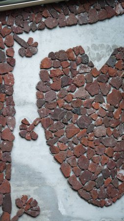 Téléchargez les photos : Le mur construit avec les roches de valcano rouge et noir - en image libre de droit