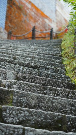 Die steilen Treppen, mit denen die Berge in der chinesischen Landschaft erklommen wurden