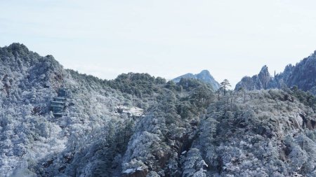 Foto de Las hermosas montañas congeladas vista cubierta por la nieve blanca y el hielo en invierno - Imagen libre de derechos