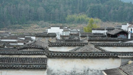Der schöne traditionelle chinesische Dorfblick mit der klassischen Architektur und der schmalen Gasse als Hintergrund