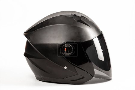 Foto de Casco negro de un motociclista con visera sobre fondo blanco. Accesorios Moto. - Imagen libre de derechos