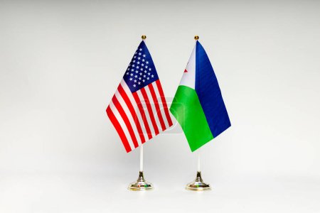 Téléchargez les photos : Drapeaux des États-Unis et de Djibouti sur fond clair. Drapeaux. - en image libre de droit