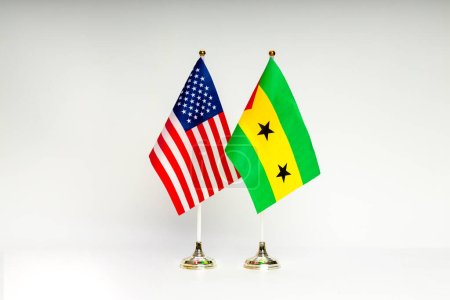Téléchargez les photos : Drapeaux des États-Unis et de Sao Tomé-et-Principe sur un fond clair. Drapeaux. - en image libre de droit