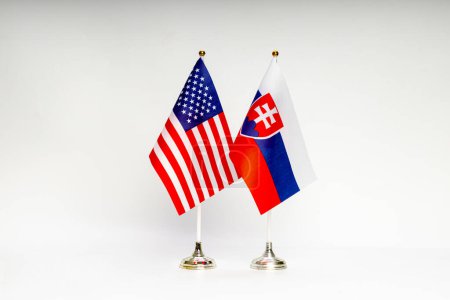 Téléchargez les photos : Drapeaux des États-Unis et de la Slovaquie sur un fond clair. Drapeaux. - en image libre de droit