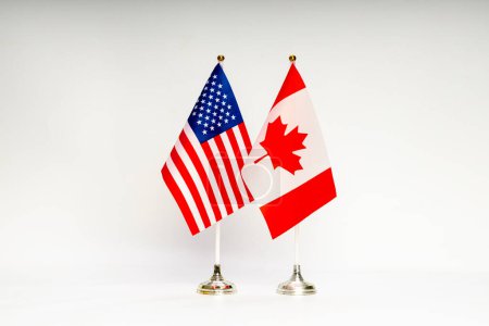 Téléchargez les photos : Drapeaux des États-Unis et du Canada sur un fond clair. Drapeaux. - en image libre de droit