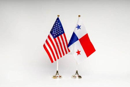 Téléchargez les photos : Drapeaux des États-Unis et du Panama sur un fond clair. Drapeaux. - en image libre de droit
