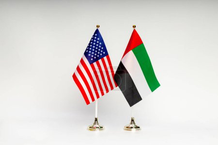 Téléchargez les photos : Drapeaux des États-Unis et des Émirats arabes unis sur fond clair. Drapeaux. - en image libre de droit