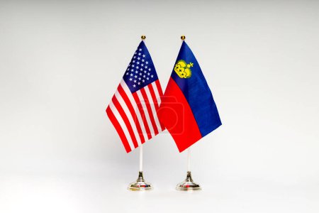 Téléchargez les photos : Drapeaux des États-Unis et du Liechtenstein sur un fond clair. Drapeaux. - en image libre de droit