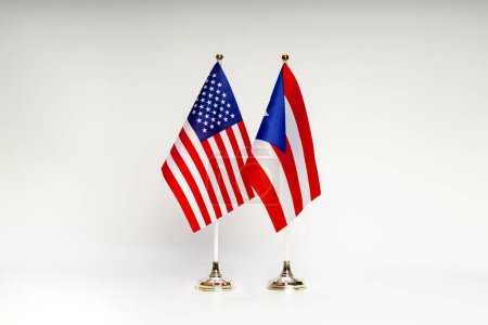 Téléchargez les photos : Drapeaux d'État des États-Unis et du Costa Rica sur un fond clair. Drapeaux. - en image libre de droit