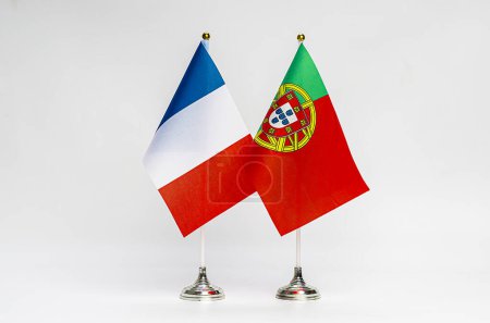 Téléchargez les photos : Drapeaux nationaux de la France et du Portugal sur fond clair. Drapeaux. - en image libre de droit