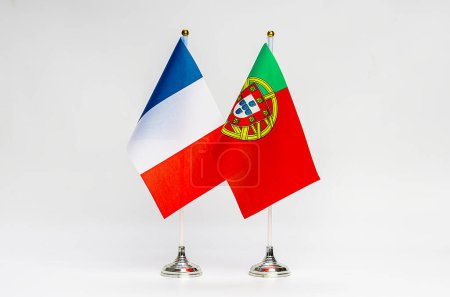 Téléchargez les photos : Drapeaux nationaux de la France et du Portugal sur fond clair. Drapeaux. - en image libre de droit