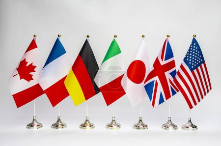 Auf hellem Hintergrund wehen die Flaggen der G7-Länder. Gipfeltreffen von USA, Großbritannien, Japan, Italien, Deutschland, Frankreich und Kanada. Flaggen.