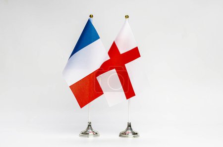 Téléchargez les photos : Drapeaux d'État de la France et de l'Angleterre sur un fond clair. Drapeaux. - en image libre de droit