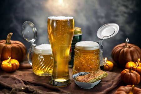 Téléchargez les photos : La bière dans un verre de bière et des tasses de bière se tient sur la table sur un fond de citrouilles. Fête d'Halloween. Bière. - en image libre de droit