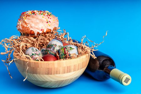 Fondo de Pascua y huevos. Antecedentes Pastel de Pascua con huevos y vino. Símbolo de Pascua Tarjeta Pascua. Copiar espacio
