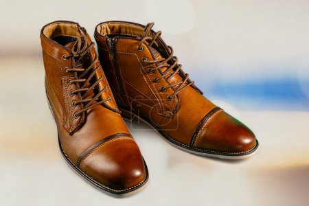Une paire de bottes premium en veau avec un fond multicolore. Plan horizontal. Idées de chaussures pour hommes.