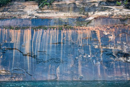 Munising, Michigan. Photo Rocks National Lakeshore on Lake Superior in the Upper Peninsula of Michigan. Les couleurs dans les falaises sont créées par les grandes quantités de minéraux dans la roche. 