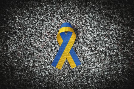 Foto de Cinta ucraniana amarilla y azul sobre fondo de piedra gris. concepto necesita ayuda y apoyo, la verdad va a ganar - Imagen libre de derechos