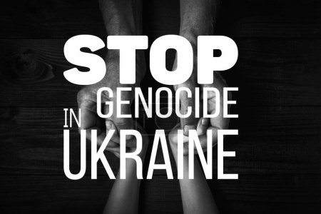 Foto de Palabras detener el genocidio en Ucrania en el contexto de los niños de las manos abrazándose unos a otros. color blanco y negro. concepto necesita ayuda y apoyo, la verdad va a ganar - Imagen libre de derechos