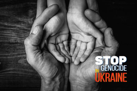 Foto de Manos masculinas sostienen a los niños sobre un fondo oscuro con palabras detener el genocidio en Ucrania. color blanco y negro. concepto necesita ayuda y apoyo, la verdad va a ganar - Imagen libre de derechos