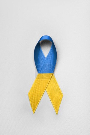Foto de Azul ucraniano cinta amarilla en el centro sobre fondo blanco. concepto necesita ayuda y apoyo, la verdad va a ganar - Imagen libre de derechos