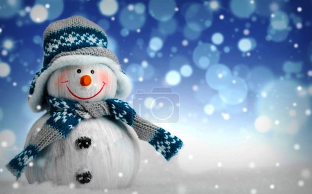 Foto de Un muñeco de nieve, y nieve Fondo de invierno, Fondo de Navidad - Imagen libre de derechos