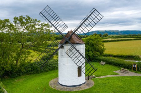 Téléchargez les photos : Moulin à vent Ashton dans la magnifique campagne - en image libre de droit