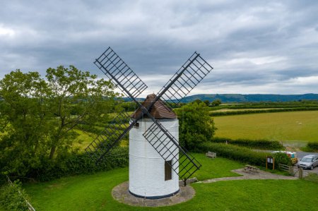 Téléchargez les photos : Moulin à vent Ashton dans la magnifique campagne - en image libre de droit