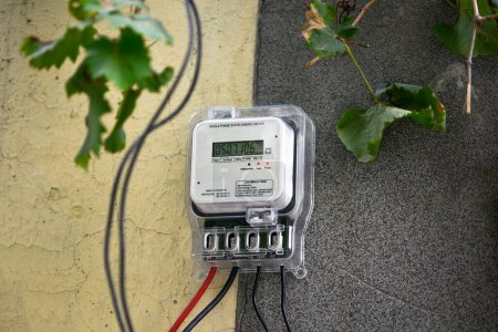 Téléchargez les photos : Compteurs électriques intelligents pour mesurer la consommation d'énergie - en image libre de droit