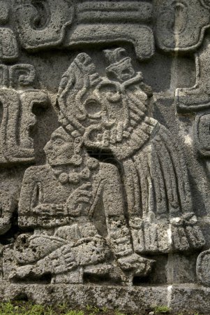 Téléchargez les photos : Bas-reliefs on the pyramide of the feathered snake (Quetzalcoatl pyramide). Xochicalco site. Morelos State.Mexico. - en image libre de droit