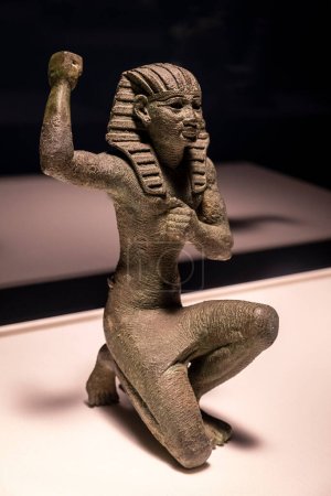 Foto de Faraón, estatuilla en actitud de júbilo, bronce, período tardío, 664-332 aC, Egipto, colección del Museo Británico - Imagen libre de derechos