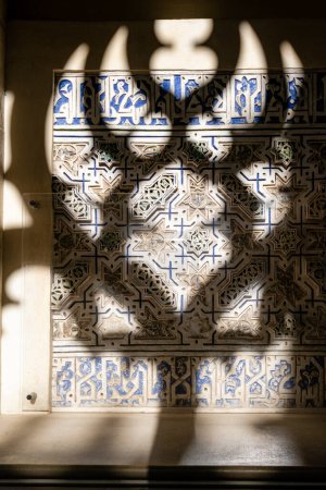 Foto de Polychrome arabesque, cloister, Monastery of San Juan de los Reyes, Toledo, Castilla-La Mancha, Spain - Imagen libre de derechos