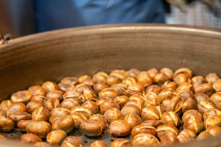 Téléchargez les photos : Roasted chestnuts at Christmas market, Humboldt Forum, Berlin, Federal Republic of Germany - en image libre de droit