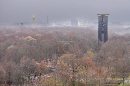Foto de Tiergarten, main park on a rainy day, Berlin, Federal Republic of Germany - Imagen libre de derechos