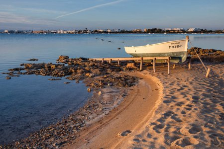 Foto de Estany des Peix, barco solitario, Formentera, Islas Pitiusas, Comunidad Baleares, España - Imagen libre de derechos