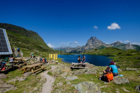 Foto de Personas en cabaña Ayous, Lago Gentau, Excursión a lagos Ayous, Parque Nacional de los Pirineos, Pirineos Atlánticos, Francia - Imagen libre de derechos