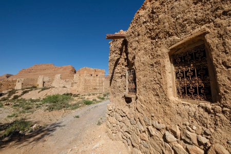 Foto de Mud and adobe architecture, Ifri kasbah, Ziz river valley, Atlas mountains,  Morocco, Africa - Imagen libre de derechos
