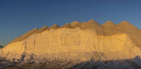 Foto de Salt mountains at sunset, salt flats of Levante, Salobrar de Campos, Campos del Puerto,Mallorca, balearic islands, spain, europe - Imagen libre de derechos