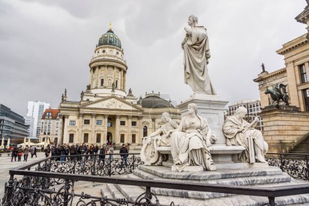 Foto de Monumento a Schiller frente al Konzerthaus y Deutscher Dom (Catedral Alemana). Gendarmenmarkt (Mercado de los Gendarmes) . Berlín, Alemania, Europa - Imagen libre de derechos