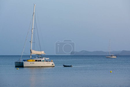 Téléchargez les photos : Catamaran à Playa de Es Carbo. Majorque. Îles Baléares. Espagne. - en image libre de droit