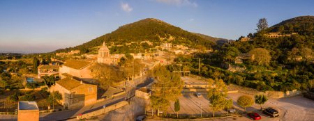 Téléchargez les photos : Paroisse de l'Immaculée et du Bienheureux Ramon Llull, en face du Puig de Randa, colline d'une hauteur de 543 mètres - en image libre de droit