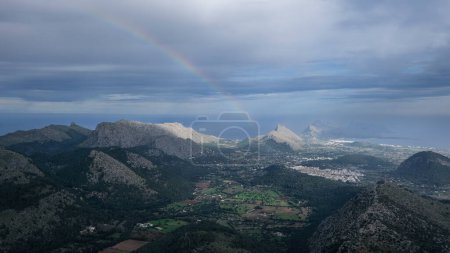Foto de Arco iris sobre Pollensa, Mallorca, Islas Baleares, España - Imagen libre de derechos