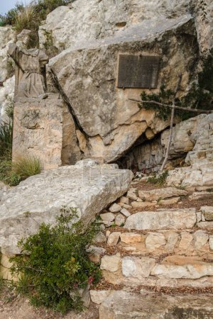 Foto de Ramon Llull cave, Cura sanctuary, Puig de Randa, Mallorca, Balearic Islands, Spain - Imagen libre de derechos